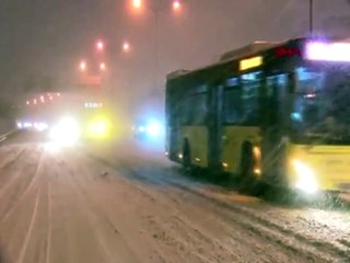 İstanbul'da kar etkisini artırıyor! TIR ve kamyonlar durduruldu...