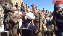 D-Day : William, 25 ans, a profité des cérémonies pour faire sa demande en mariage sur Omaha Beach