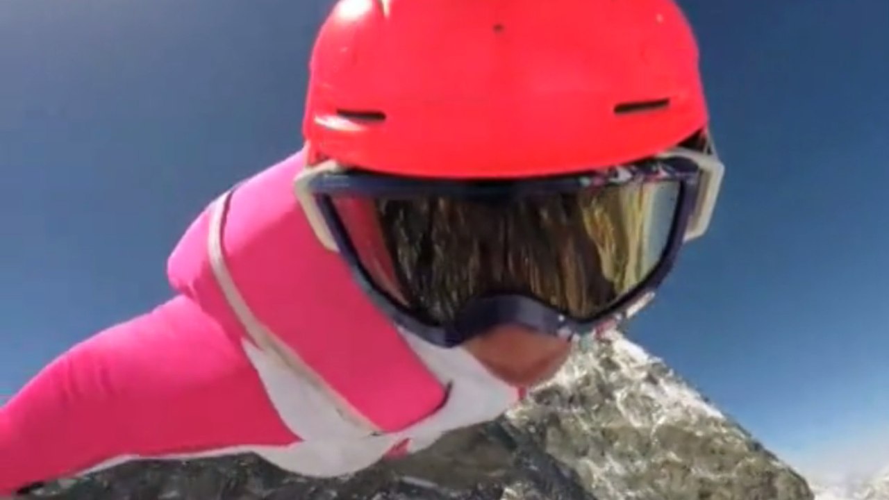 Géraldine Fasnacht a effectué le premier saut en Wingsuit depuis le Mont Cervin