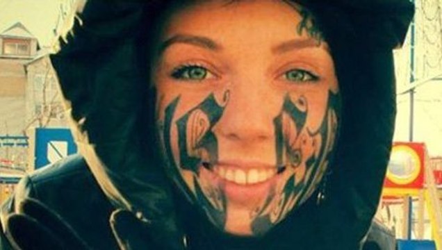 Elle se fait tatouer le nom de son fiancé sur le visage