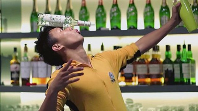 Ce barman n'est pas comme les autres. Ce qu'il est capable de faire avec une bouteille est incroyable !