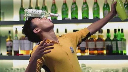 Ce barman n'est pas comme les autres. Ce qu'il est capable de faire avec une bouteille est incroyable !