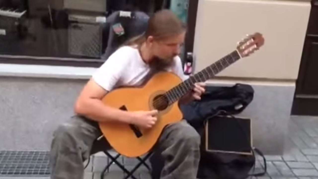 Avec sa guitare, l'artiste de rue Mariusz Goli dévoile tout son talent !