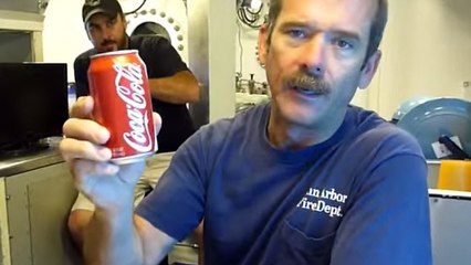 Quand on ouvre un Coca sous l'eau, le résultat est étonnant !