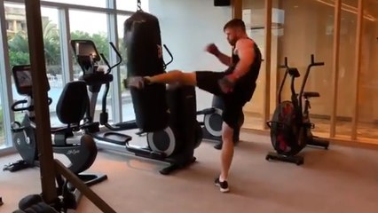 Quand Chris Hemsworth s'entraîne en MMA pour garder la forme de Thor !