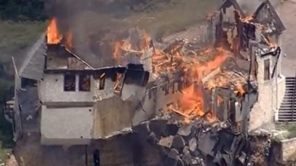Texas : Alors que leur maison est sur le point de s'effondrer d'une falaise, les propriétaires l'incendient