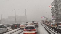 Kar nedeniyle Küçükçekmece'de trafik durma noktasında