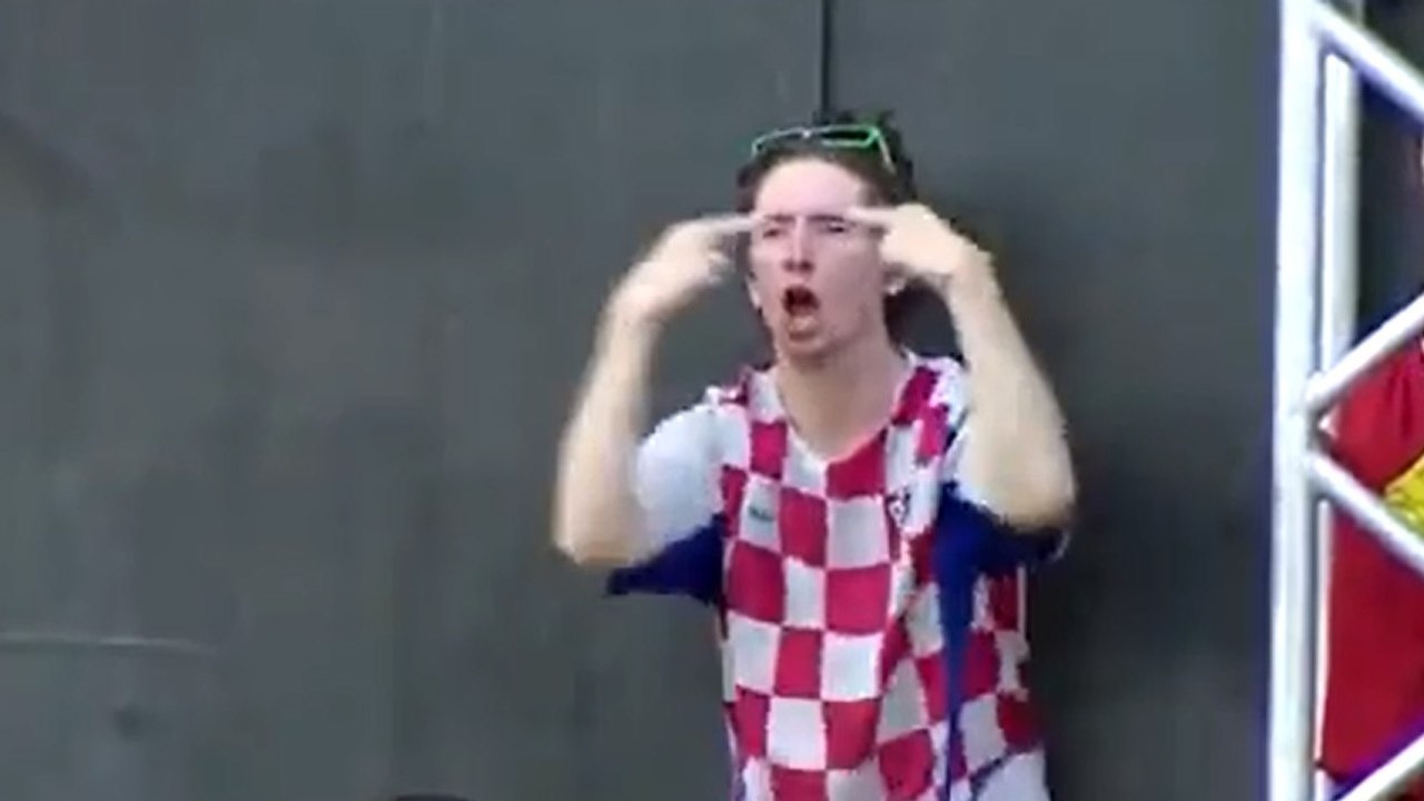 Coupe du monde 2014 : seul face à des supporters brésiliens, ce supporter de la Croatie se révolte