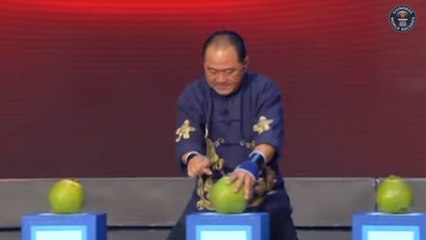 Ce maître Kung-Fu peut transpercer des noix de coco avec un seul doigt !