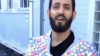 Il saute dans un bain de coca... avec une combinaison en mentos !