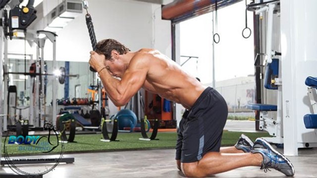 Abdominaux : Trois étapes pour réussir les crunchs à la poulie sans se blesser