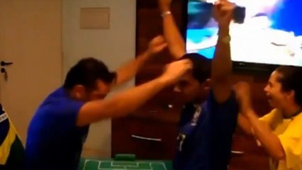 Sourd et malvoyant, cet homme peut suivre la Coupe du monde grâce à la technique de ses amis