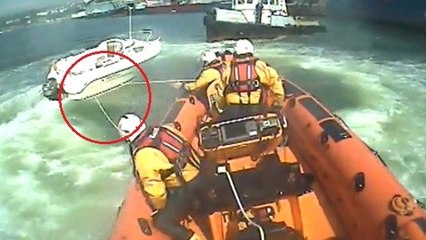 Un sauveteur maîtrise un bateau lancé à toute vitesse... avec un lasso !