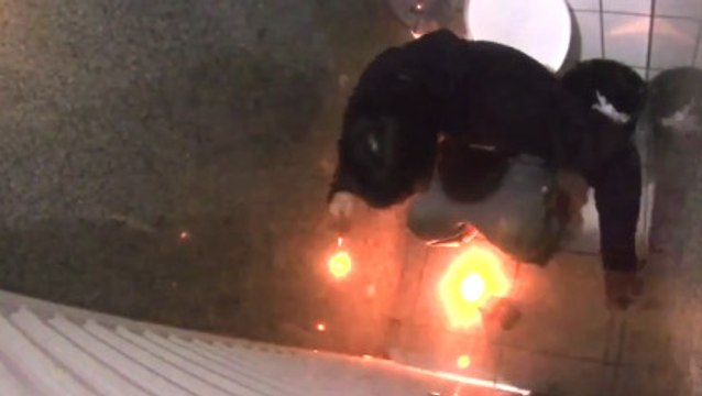 Piégées aux toilettes, ces personnes voient une bombe allumée arriver sous la porte