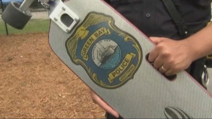 Aux Etats-Unis, le policier Joel Zwicky fait ses patrouilles... en skateboard !