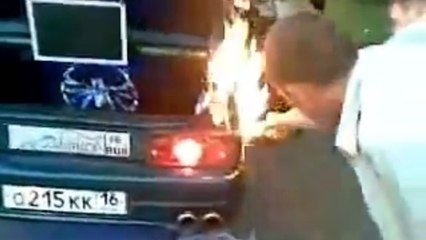 Cet homme met le feu à sa voiture involontairement