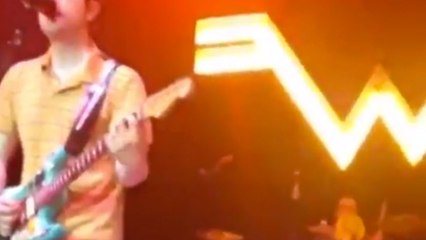 En plein concert, le batteur du groupe Weezer réussit à attraper un frisbee au vol