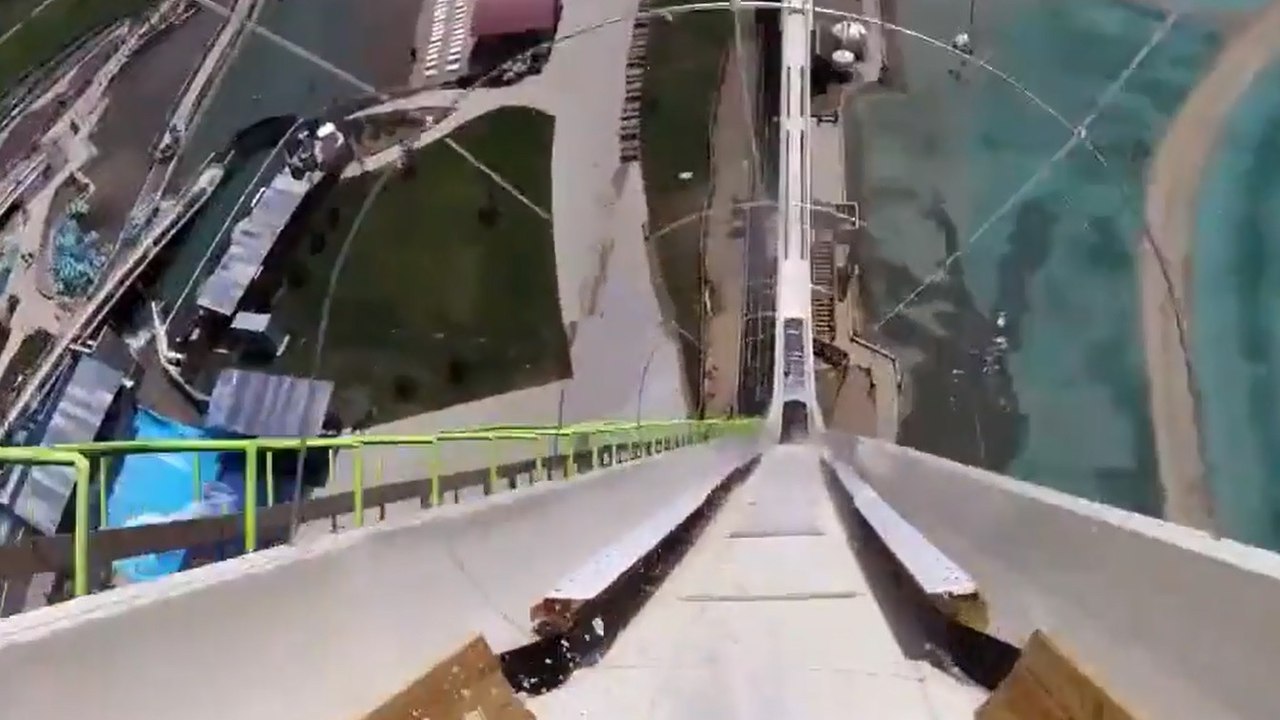 Faites une descente sur le plus haut toboggan aquatique du monde ! Vidéo Dailymotion