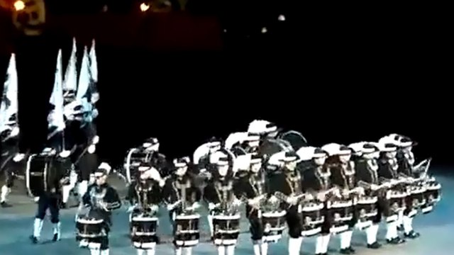 Le spectacle de cette fanfare parfaitement synchronisée va vous hypnotiser !