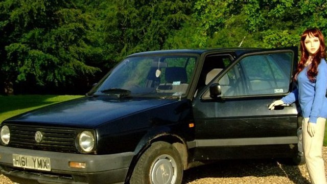 Ebay : Une poupée gonflable pour vendre une Golf Volkswagen