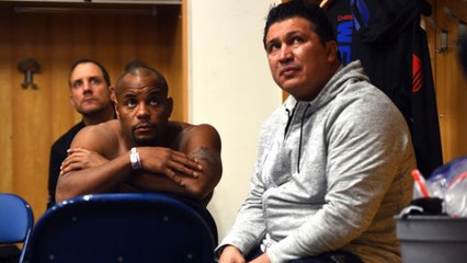 UFC : Le coach de Daniel Cormier, Javier Mendez, annonce que DC pourrait bien retarder sa retraite !
