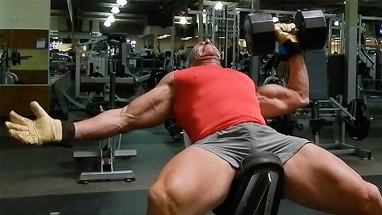 Travaillez vos pectoraux et vos abdos grâce au développé-couché unilatéral