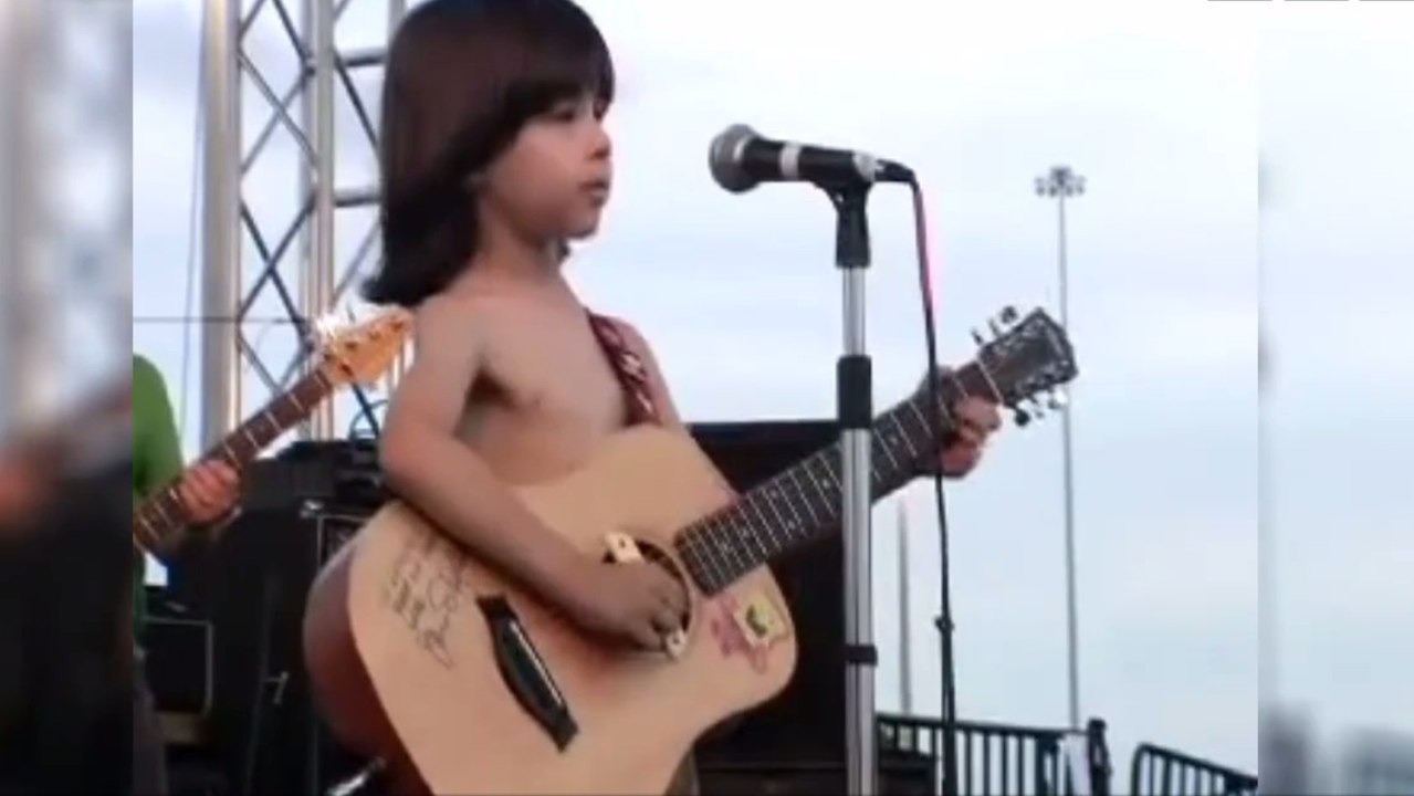 Agé de 7 ans, ce jeune Argentin joue de la guitare acoustique comme un professionnel