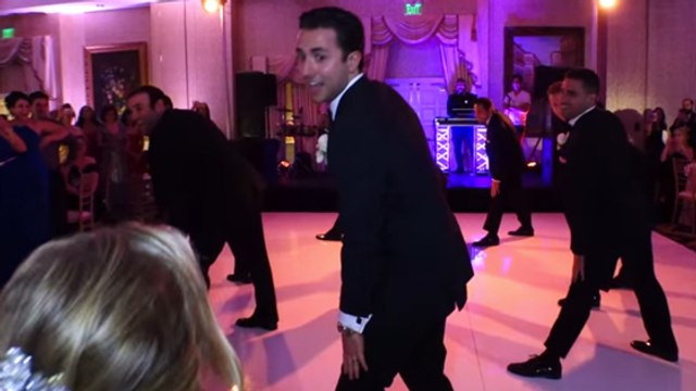 Le jour de son mariage, cet homme et ses garçons d'honneur ont réalisé une chorégraphie surprise inoubliable