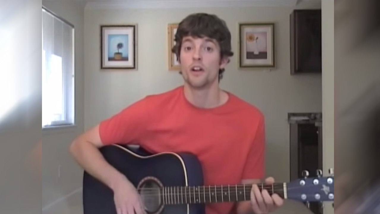 Avec sa guitare, il reprend 22 chansons connues... avec les mêmes accords !