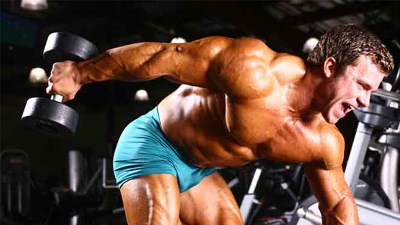 Le kickback à genoux : un exercice pour muscler les triceps et les abdominaux en même temps