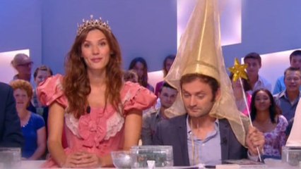 La météo du Grand Journal: Doria Tillier se déguise en princesse et encourage les Bleus