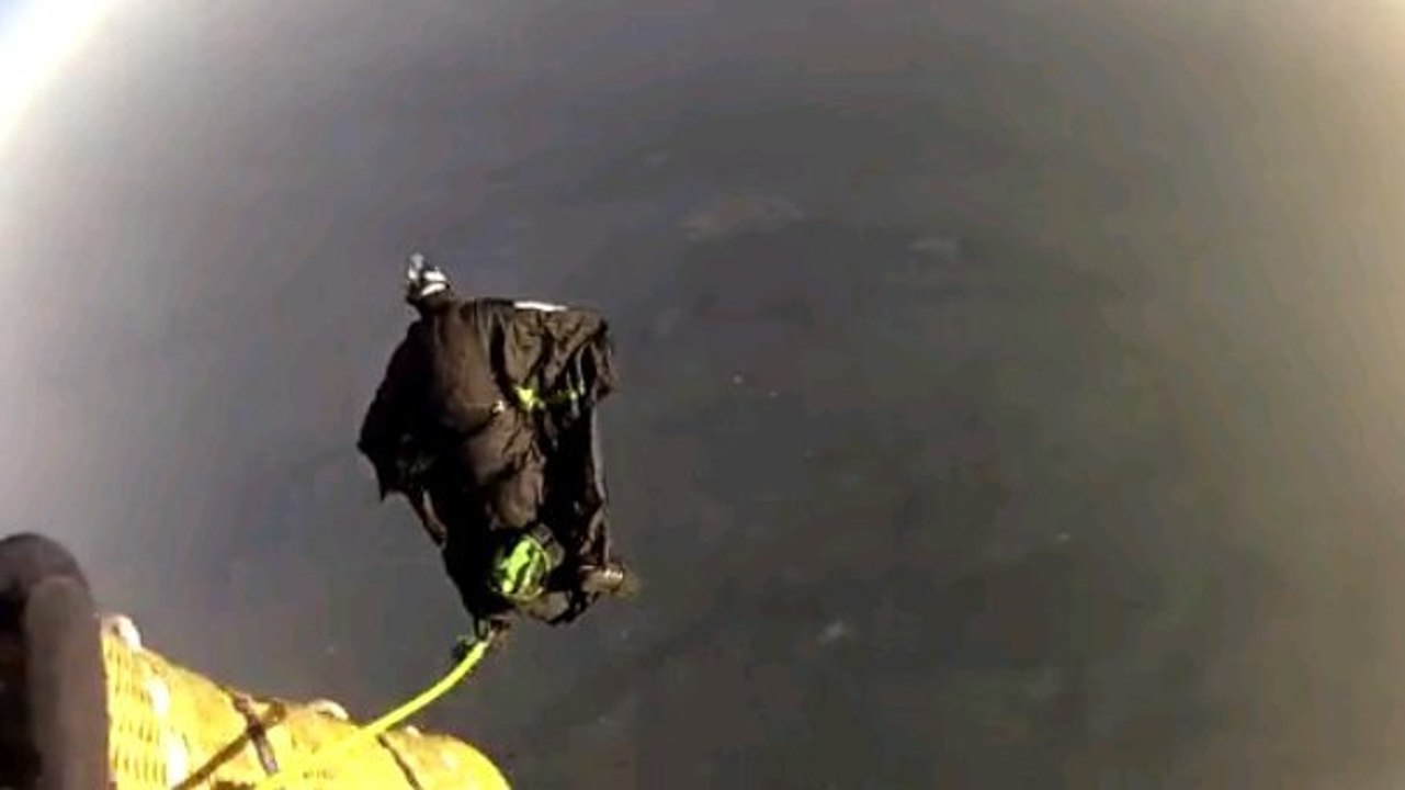 Le Suisse Remo Läng bat le record du monde du plus haut saut en parachute sans oxygène