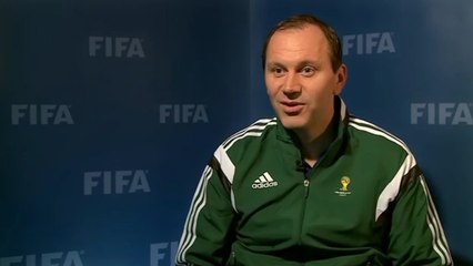 Alors qu'il est millionnaire, Jonas Eriksson préfère rester arbitre pour la Coupe du monde