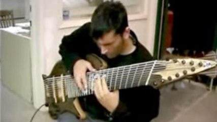 Il reprend le thème de ''Super Mario'' à la basse