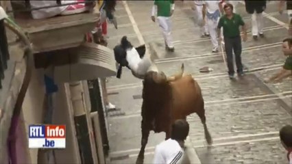 Un taureau s'acharne sur un homme aux fêtes de Pampelune