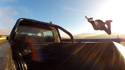 Il fait un saut en chute libre depuis un pont en se jetant d'une voiture en mouvement