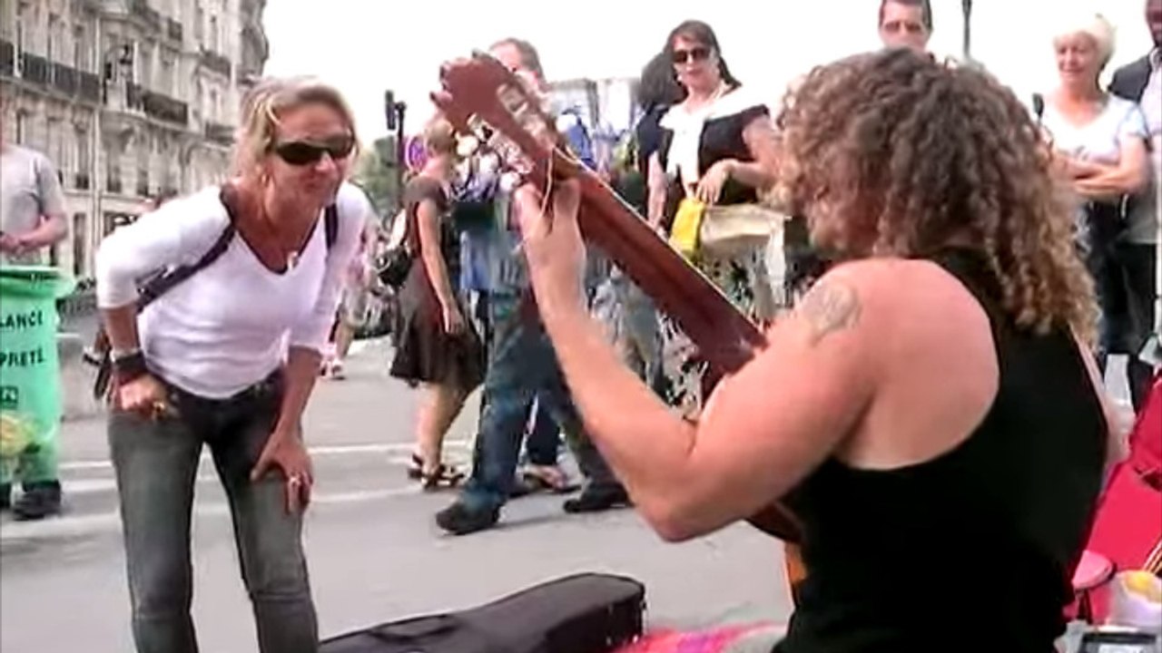Dans les rues de Paris, ce guitariste fait chan...