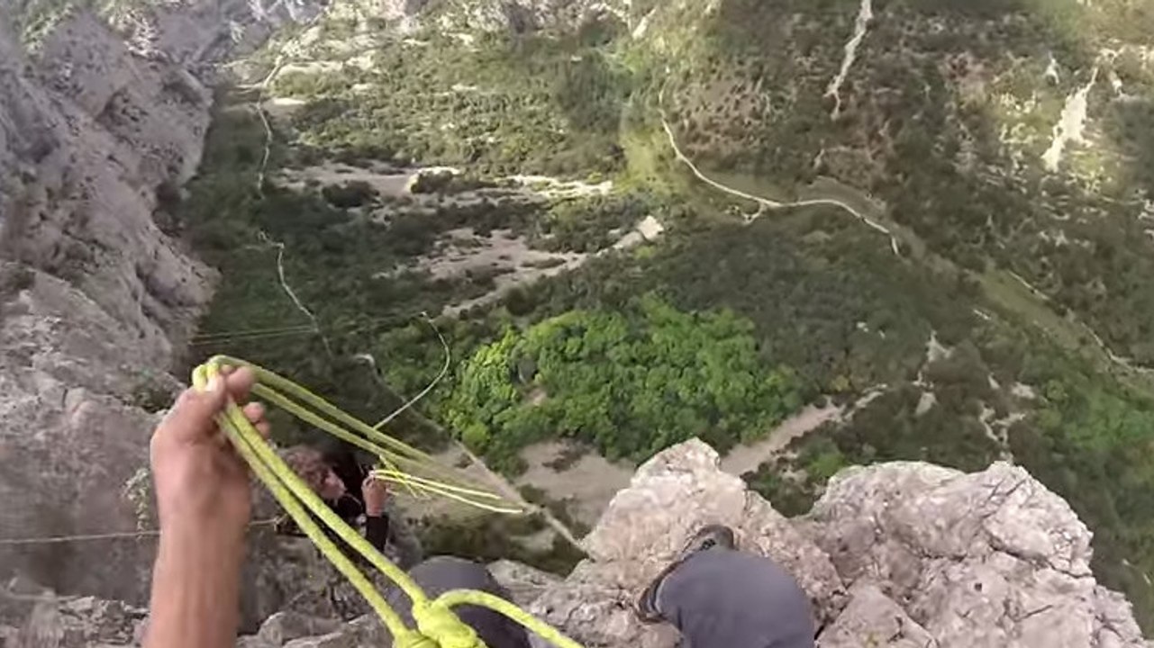 Vivez les sensations extrêmes d'un saut pendulaire en caméra embarquée