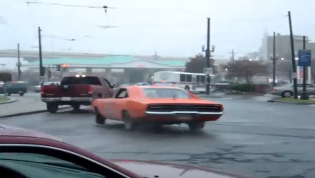 Il réussit à drifter avec une voiture de collection