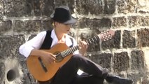 Ce guitariste Polonais étonne les passants dans les rues de Paris