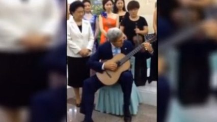 En visite d'Etat en Chine, John Kerry improvise une musique à la guitare