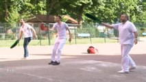 C à Vous: Emmanuel Maubert s'essaye à la pelote basque avec Maxime Switek et Matthieu Noël