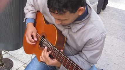 Ce guitariste Argentin enflamme les rues de Buenos Aires