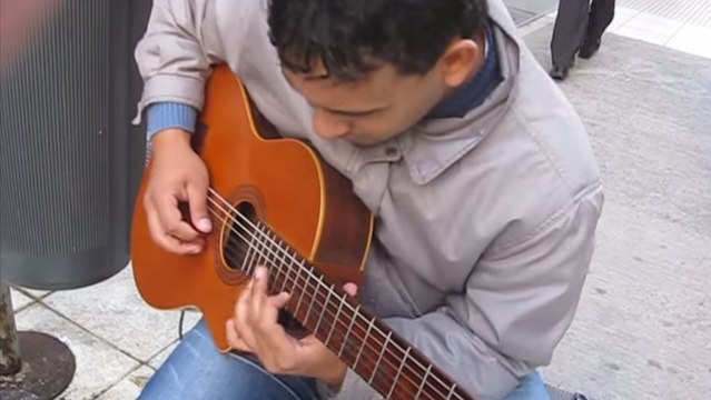 Ce guitariste Argentin enflamme les rues de Buenos Aires