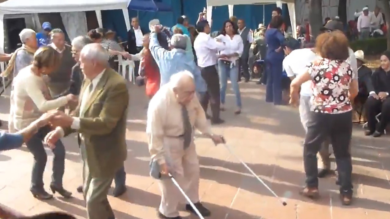 Ce grand-père est un danseur complètement fou !