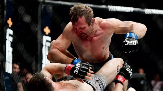 Donald Cerrone met un énorme KO au jeune Alexander Hernandez, qui voulait l'envoyer à la retraite (VIDÉO)