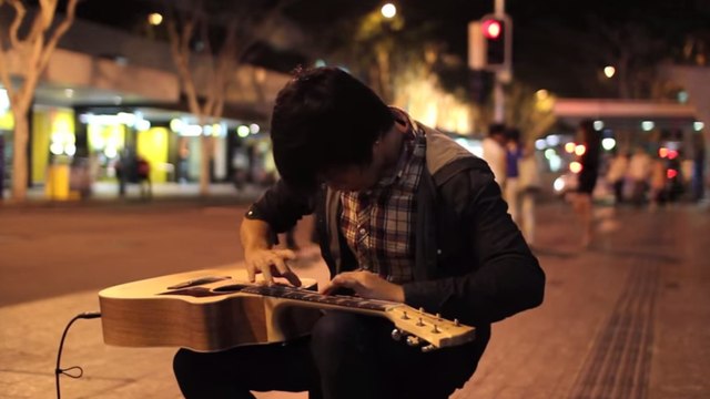 Ce guitariste est doté d'un talent incroyable et joue d'une manière très originale