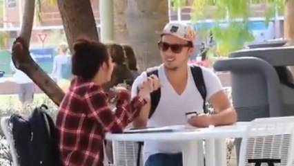Caméra cachée : cet homme a trouvé la meilleure technique de drague du monde (VIDEO)