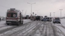 Ağrı'da devrilen yolcu otobüsündeki 12 kişi yaralandı