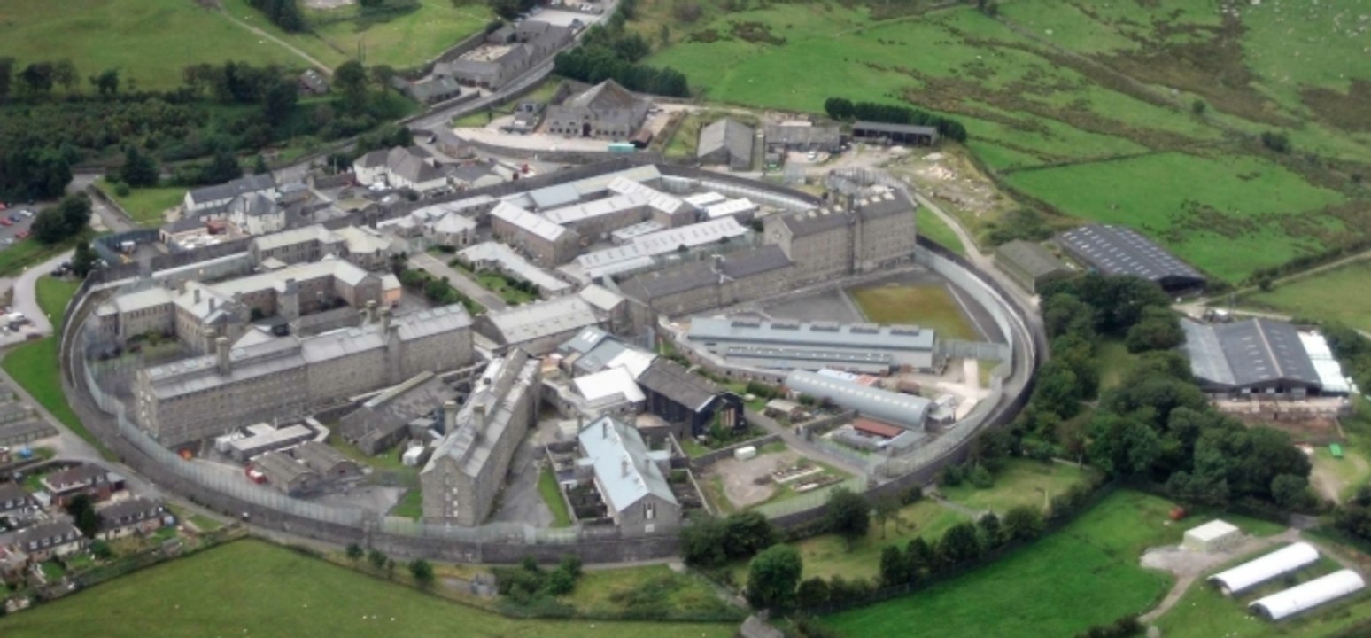 Alors que deux prisonniers tentent de s'évader, les gardiens leur donnent... de la crème solaire !